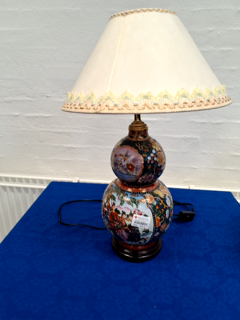 Bordlampe uden beskrivelse.